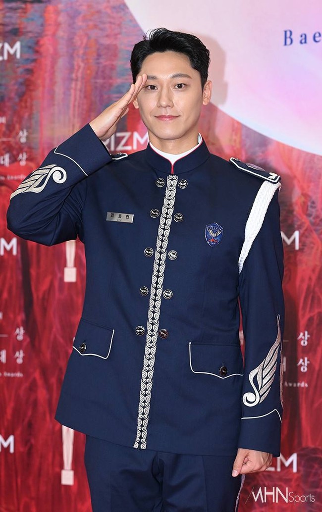 Lee Do Hyun mengejutkan penggemar dengan penampilannya di Baeksang Arts Awards 2024 hari ini, Selasa (7/5/2024). Berbeda dengan aktor Korea lainnya yang hadir memakai setelan jas hitam putih. Lee Do Hyun tampil gagah mengenakan seragam band militer berwarna biru tua. Foto: dok. Twitter @LDH_UPDATE