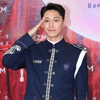 Lee Do Hyun mengejutkan penggemar dengan penampilannya di Baeksang Arts Awards 2024 hari ini, Selasa (7/5/2024). Berbeda dengan aktor Korea lainnya yang hadir memakai setelan jas hitam putih. Lee Do Hyun tampil gagah mengenakan seragam band militer berwarna biru tua. Foto: dok. Twitter @LDH_UPDATE