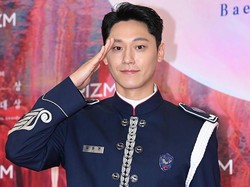 7 Foto Lee Do Hyun Pakai Seragam Militer, Menang Baeksang Awards 2024