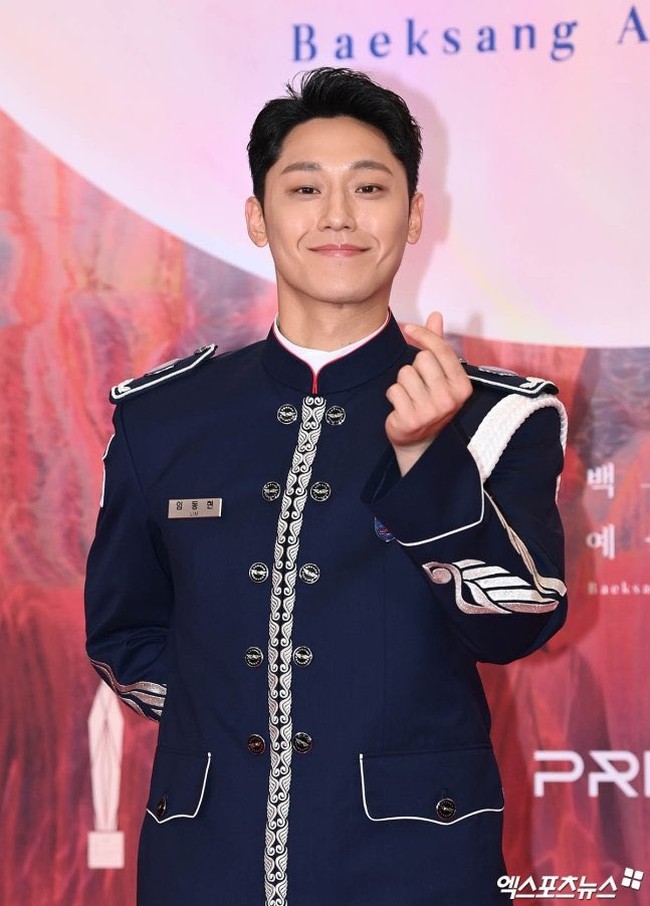 “LEE DOHYUN DAN BAJU DINASNYA. GANTENG BANGET ❤‍🔥” PRIA BERSERAGAM KITAA LEE DOHYUN😭❤️❤️” “busettt lee dohyun cakeppp bgt 🥰🥰” seru penggemar setelah melihat penampilan Lee Do Hyun di Baeksang Arts Awards 2024. Foto: dok. Twitter @LDH_UPDATE