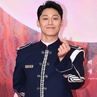 “LEE DOHYUN DAN BAJU DINASNYA. GANTENG BANGET ❤‍🔥” PRIA BERSERAGAM KITAA LEE DOHYUN😭❤️❤️” “busettt lee dohyun cakeppp bgt 🥰🥰” seru penggemar setelah melihat penampilan Lee Do Hyun di Baeksang Arts Awards 2024. Foto: dok. Twitter @LDH_UPDATE