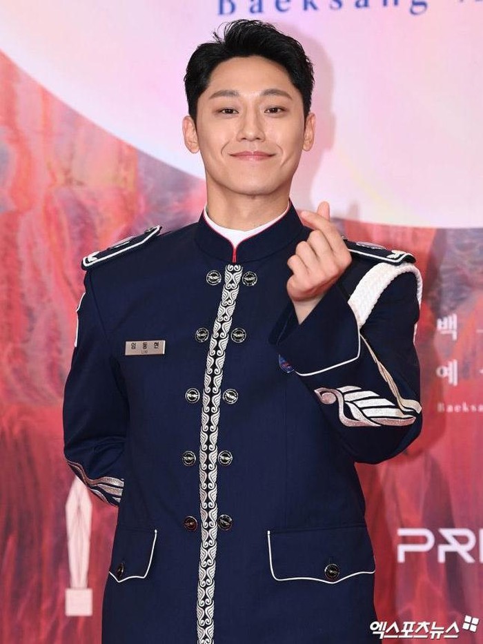 Lee Do Hyun menghadiri Baeksang Arts Awards 2024 dalam balutan seragam militer