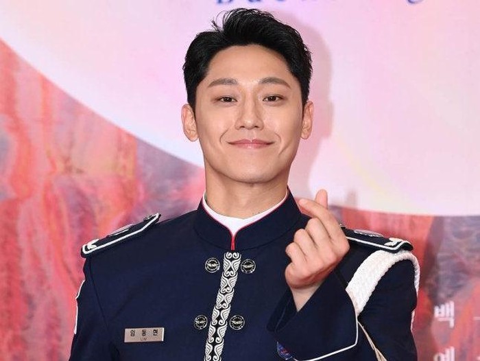 Lee Do Hyun menghadiri Baeksang Arts Awards 2024 dalam balutan seragam militer