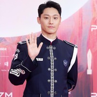 Penampilan gagah Lee Do Hyun di red carpet Baeksang Arts Awards 2024 sontak menjadi perbincangan di media sosial. Foto: dok. Twitter @LDH_UPDATE