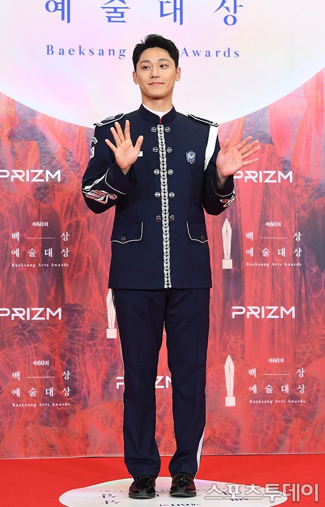 Aktor 29 tahun itu masuk dalam nominasi ‘Aktor Pendatang Baru Terbaik’ di Baeksang Arts Awards 2024 berkat penampilannya yang luar biasa sebagai dukun di film box office Korea Selatan, Exhuma tahun ini. Foto: dok. Twitter @LDH_UPDATE