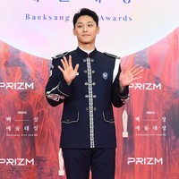 Aktor 29 tahun itu masuk dalam nominasi ‘Aktor Pendatang Baru Terbaik’ di Baeksang Arts Awards 2024 berkat penampilannya yang luar biasa sebagai dukun di film box office Korea Selatan, Exhuma tahun ini. Foto: dok. Twitter @LDH_UPDATE
