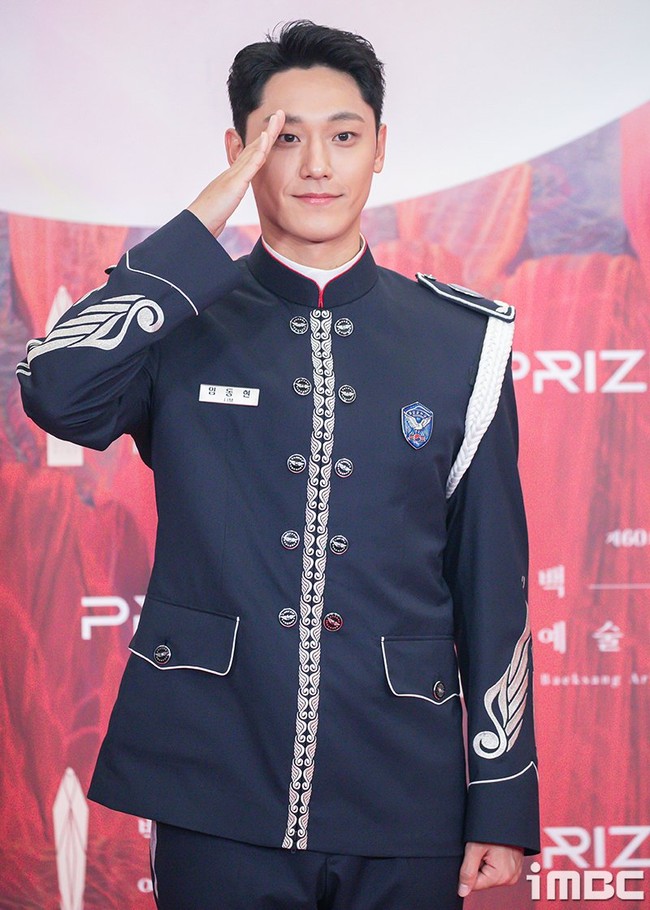 Untuk diketahui, pacar Lee Do Hyun, Lim Ji Yeon juga hadir di Baeksang Arts Awards 2024 yang diselenggarakan di COEX Artium Seoul. Penggemar menantikan interaksi pasangan artis Korea yang terpaksa LDR setelah Lee Do Hyun memulai wajib militer. Foto: dok. Twitter @LDH_UPDATE