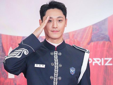 Lee Do Hyun menghadiri Baeksang Arts Awards 2024 dalam balutan seragam militer Lee Do Hyun menghadiri Baeksang Arts Awards 2024 dalam balutan seragam militer