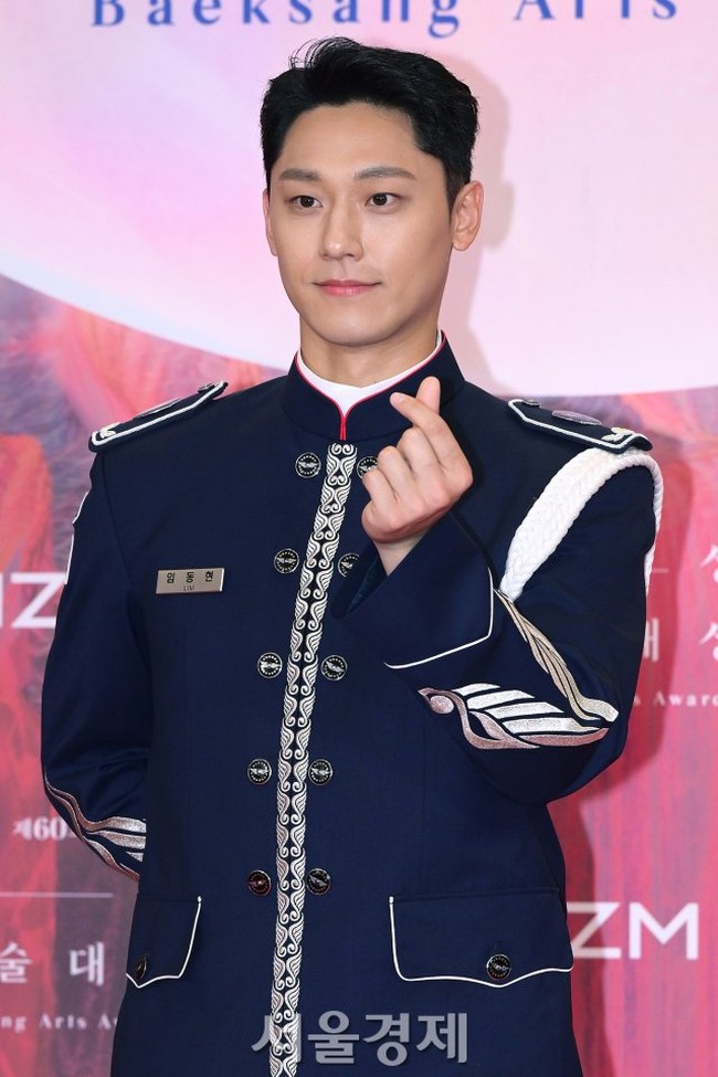 Lee Do Hyun bersaing memperebutkan piala ‘Aktor Pendatang Baru Terbaik’ dengan empat aktor lain, Kim Seon Ho (The Childe), Kim Young Sung (Big Sleep), Joo Jong Hyuk (Iron Mask), dan Hong Sa Bin (Hopeless). Foto: dok. Twitter @LDH_UPDATE