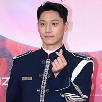 Lee Do Hyun bersaing memperebutkan piala ‘Aktor Pendatang Baru Terbaik’ dengan empat aktor lain, Kim Seon Ho (The Childe), Kim Young Sung (Big Sleep), Joo Jong Hyuk (Iron Mask), dan Hong Sa Bin (Hopeless). Foto: dok. Twitter @LDH_UPDATE