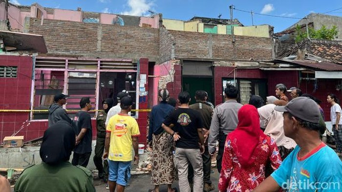 Lokasi kejadian atap rumah di Patehan, Kemantren Kraton, Jogja, runtuh dan menimpa pekerja, Selasa (7/5/2024).