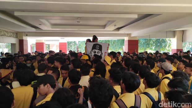 Massa mahasiswa Unnes demo protes kenaikan iuran IPI di Gedung Rektorat Unnes, Semarang, Selasa (7/5/2024).