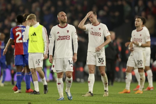 Manchester United players react disappointed after the English Premier League soccer match between Crystal Palace and Manchester United at Selhurst Park stadium in London, England, Monday, May 6, 2024. (AP Photo/Ian Walton)