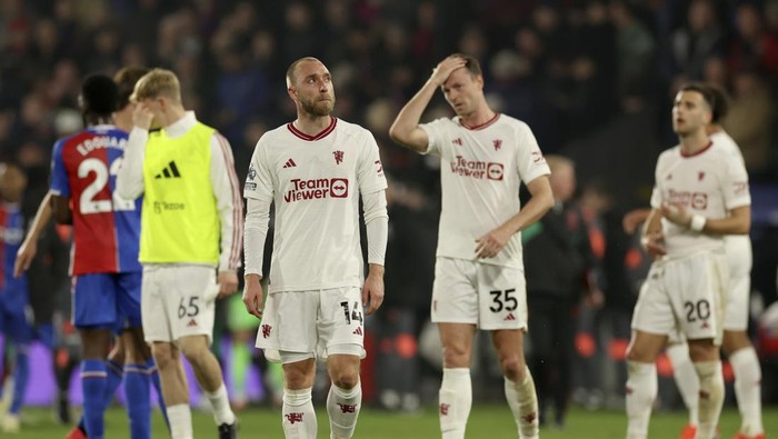 Manchester United players react disappointed after the English Premier League soccer match between Crystal Palace and Manchester United at Selhurst Park stadium in London, England, Monday, May 6, 2024. (AP Photo/Ian Walton)