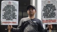 Mereka mendesak KPK menahan Bupati Sidoarjo, Jawa Timur, Ahmad Mudhlor Ali (Gus Mudhlor) yang telah ditetapkan sebagai tersangka.  