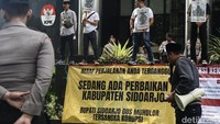 Aksi ini bersamaan dengan pemeriksaan Gus Mudhlor yang hingga pukul 13.30 WIB masih diperiksa tim penyidik KPK.  