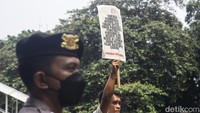 Massa membawa sejumlah poster.  