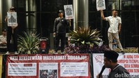 Sekelompok orang melakukan aksi unjuk rasa di depan gedung KPK, Jakarta, Selasa (7/5/2024).  