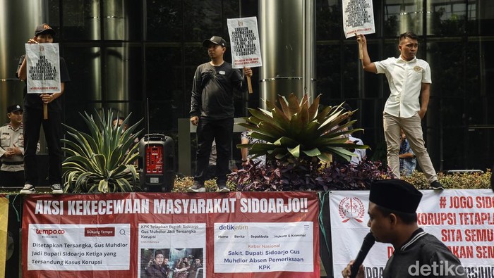 Massa Demo KPK, Desak Bupati Sidoarjo Ditahan Sekelompok orang melakukan aksi unjuk rasa di depan gedung KPK, Jakarta. Mereka mendesak KPK menahan Bupati Sidoarjo Ahmad Mudhlor Ali (Gus Mudhlor).