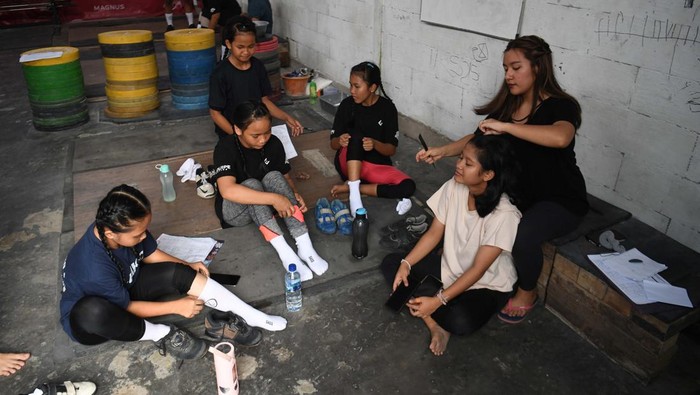 Memupuk asa menjadi lifter dunia Sejumlah lifter muda berlatih di 6221 Weightlifting Academy, Parungpanjang, Bogor, Jawa Barat
