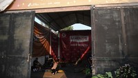 Pascaolimpiade terakhirnya di Tokyo 2020, Deni berinisiatif untuk membangun sekolah angkat besi untuk melahirkan bibit-bibit muda potensial lifter Indonesia. Dengan sisa uang hasil bayaran serta bonus-bonusnya, Deni kemudian membeli sejumlah peralatan angkat besi, serta menggunakan gudang di dekat rumahnya sebagai tempat latihan.