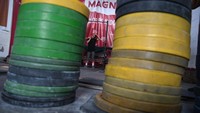 Tak lama, akademi bentukannya mulai didatangi anak-anak di daerahnya, satu persatu mereka datang untuk menimba ilmu secara gratis. Tak hanya gratis, Deni pun masih menyokong asupan gizi mereka dengan memberikan mereka vitamin, susu yang diambil dari kocek pribadinya.