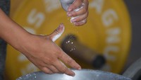 Namun, deretan prestasi yang ditorehkan lifter-lifter terbaik Indonesia itu menyisakan satu pekerjaan rumah. Lifter-lifter merah putih belum sekalipun meraih medali emas dalam Olimpiade. Dari 15 medali di ajang bergengsi empat tahunan itu, punggawa garuda hanya mampu menyabet 7 perak dan 8 perunggu.