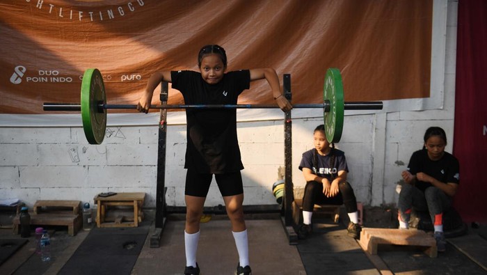 Sejumlah lifter muda berlatih di 6221 Weightlifting Academy, Parungpanjang, Bogor, Jawa Barat