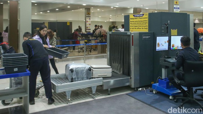 Petugas Bea Cukai melakukan pemeriksaan terhadap penumpang beserta barang bawaan setibanya dari luar negeri di Terminal 3 Bandara Soekarno Hatta, Tangerang, Banten, Senin (6/5/2024).