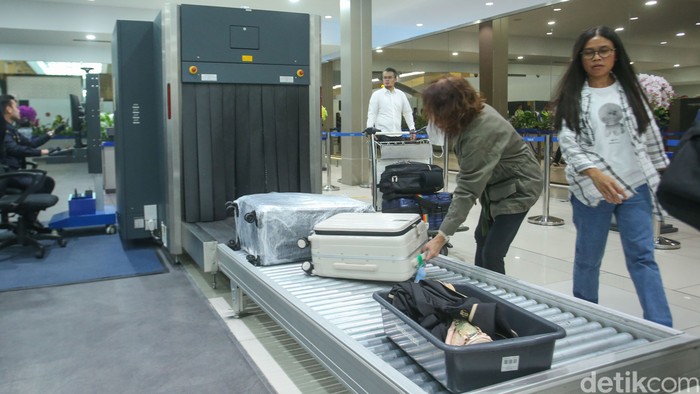 Petugas Bea Cukai melakukan pemeriksaan terhadap penumpang beserta barang bawaan setibanya dari luar negeri di Terminal 3 Bandara Soekarno Hatta, Tangerang, Banten, Senin (6/5/2024).