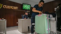 Selain pembatasan barang kiriman PMI ke RI, Zulhas juga menyebut aturan baru ini ikut menghapus pembatasan jenis dan jumlah barang belanjaan impor penumpang yang sebelumnya juga sempat diatur dalam Permendag 36/2023.  