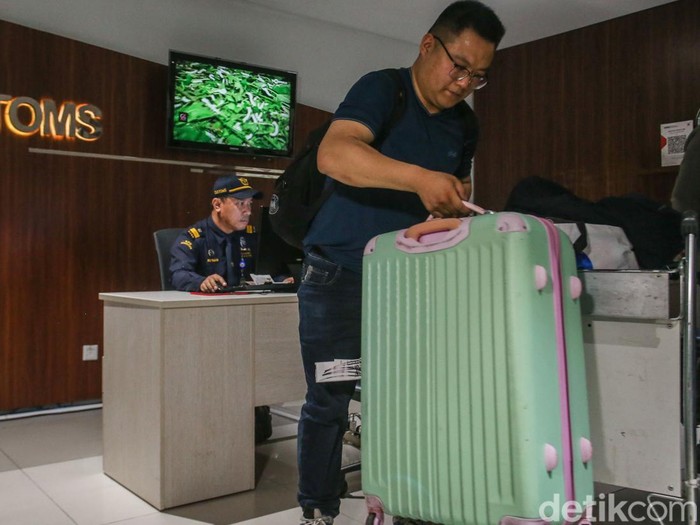 Petugas Bea Cukai melakukan pemeriksaan terhadap penumpang beserta barang bawaan setibanya dari luar negeri di Terminal 3 Bandara Soekarno Hatta, Tangerang, Banten, Senin (6/5/2024).
