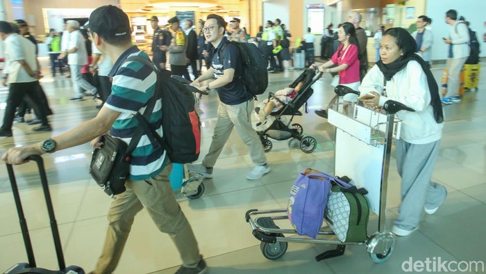Petugas Bea Cukai melakukan pemeriksaan terhadap penumpang beserta barang bawaan setibanya dari luar negeri di Terminal 3 Bandara Soekarno Hatta, Tangerang, Banten, Senin (6/5/2024).