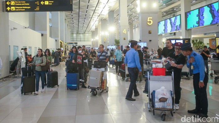 Mengintip Penerapan Aturan Baru soal Barang Bawaan di Bandara Soetta Petugas Bea Cukai melakukan pemeriksaan terhadap penumpang beserta barang bawaan setibanya dari luar negeri di Terminal 3 Bandara Soekarno Hatta, Tangerang, Banten, Senin (6/5/2024).