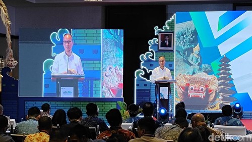 Menperin Agus Gumiwang memberikan sambutan saat Kongres dan Seminar Teknik Asosiasi Gas Industri Indonesia (AGII) di Kuta, Kabupaten Badung, Bali, Selasa (7/5/2024).