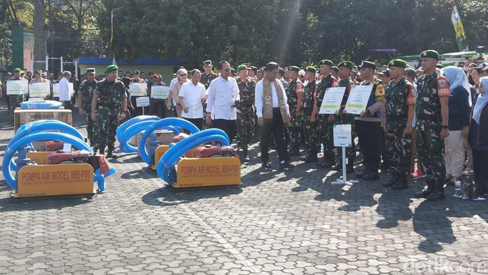 Mentan Andi Amran Sulaiman saat menyalurkan bantuan alat pertanian bagi petani di Jawa Barat