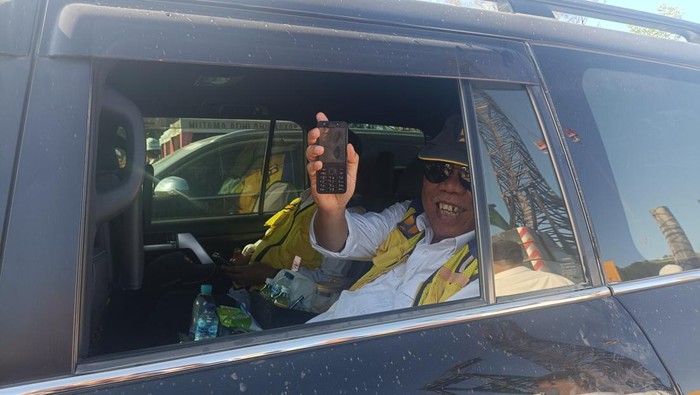 Menteri Basuki Hadimuljono memamerkan HP Jadul miliknya.