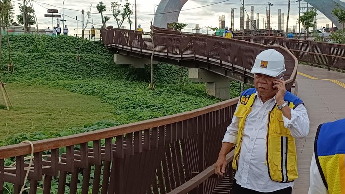 Menteri Basuki Hadimuljono memamerkan HP Jadul miliknya.