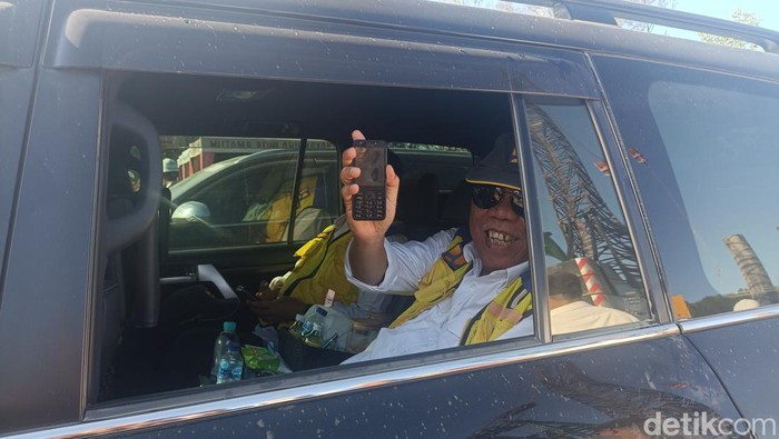 Menteri PUPR Basuki Hadimuljono berkunjung selama dua hari ke IKN. Dirinya berkesempatan untuk memamerkan handphone nokia jadul miliknya.