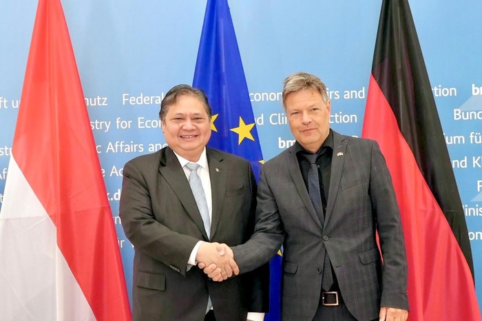 Menteri Koordinator Bidang Perekonomian Airlangga Hartarto dan Wakil Kanselir sekaligus Menteri Ekonomi dan Aksi Iklim Republik Federal Jerman YM Robert Habeck melakukan pertemuan bilateral. di Berlin Jerman (6/52024).