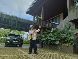 Berkacamata Hitam, Pak Bas Cek Rumah Dinasnya di IKN