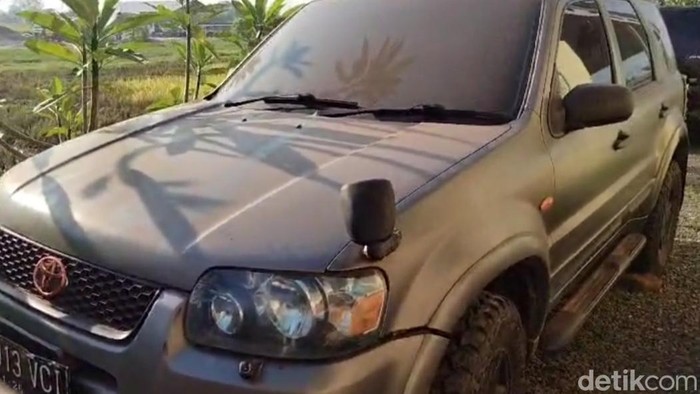Mobil Ford Escape nomor polisi D 1013 VCI, saat ini diamankan di Mapolsek Bojong, setelah hampir sebulan lamanya terparkir di  bahu jalan raya  Bojong-Kajen, Desa Wangondowo, Kecamatan Bojong.