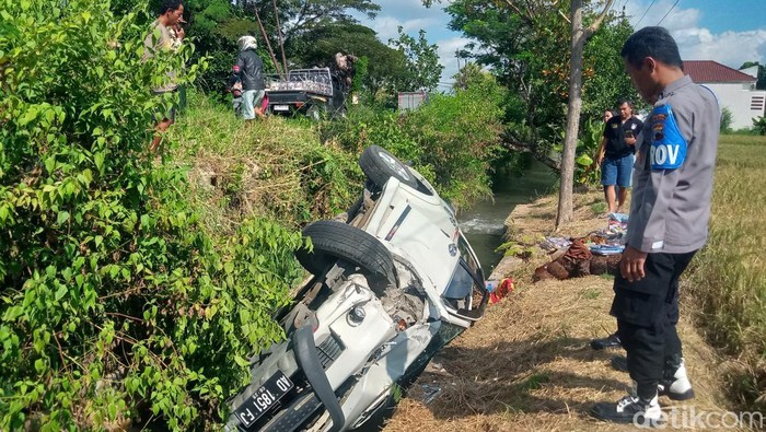Mobil Rush masuk ke selokan di jalan Wonosari-Juwiring, Klaten.