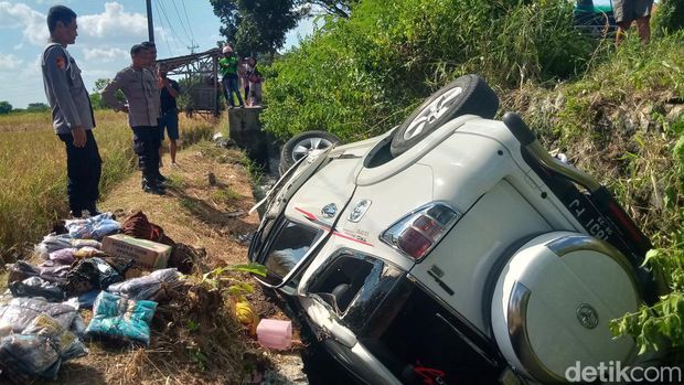 Mobil Rush masuk ke selokan di jalan Wonosari-Juwiring, Klaten.