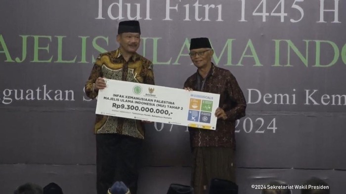 MUI serahkan bantuan untuk Gaza ke Baznas secara simbolis.