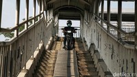 Menurut pemotor, mereka memanfaatkan JPO agar lebih cepat berkendara untuk menghindari macet di ruas jalan protokol.  