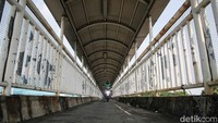 Aksi pegendara motor itu membahayakan pejalan kaki yang melintas di JPO tersebut.  