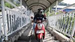 Nekat, Pengendara Motor Melintas di JPO Yos Sudarso