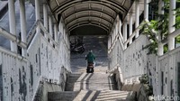 Berdasarkan pantauan Detikcom, jalur putar arah di jalan tersebut berada tepat di depan Polres Metro Jakarta Utara, sekitar 500 meter dari lokasi JPO.   