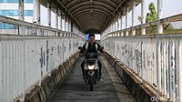 Para pejalan kaki yang sering memanfaatkan JPO berharap pemerintah dapat menertibkan para pemotor tersebut agar tidak menggunakan JPO itu lagi.  